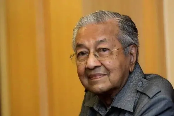 Mahathir Mohamad patah pinggul hospital